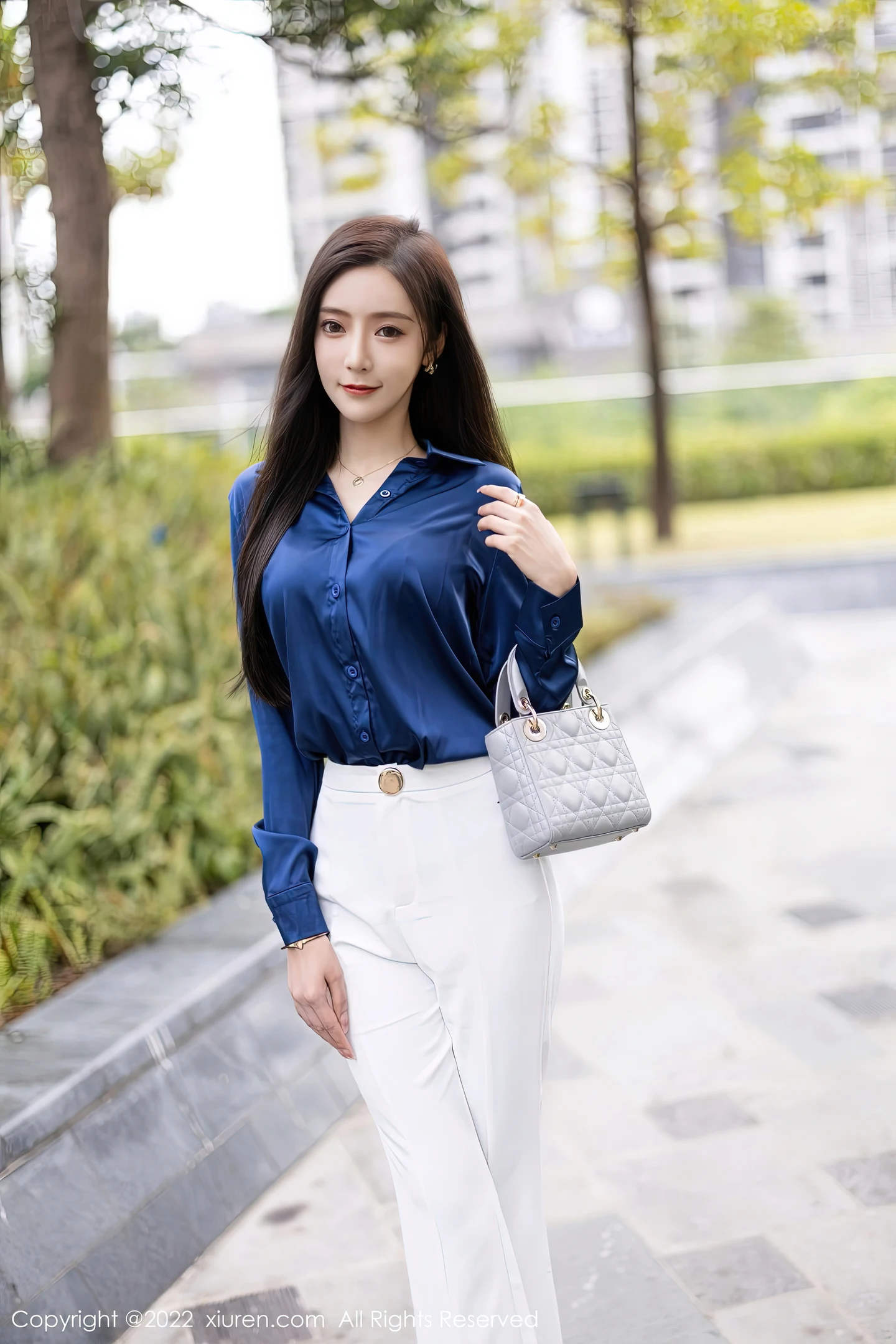 图片[2]-[XiuRen秀人网] VOL.5790 女神王馨瑶yanni蓝色上衣配白长裤半脱露性感内衣迷人诱惑写真90P-秀人网官方网站